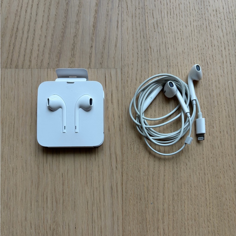 Apple EarPods - Lightning Connector - Bundle of 2